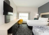 La Quinta Inn & Suites by Wyndham Shorewoodにあるベッド