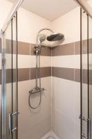 eine Dusche mit Glastür im Bad in der Unterkunft Appartement tout confort - Pau Nord in Pau