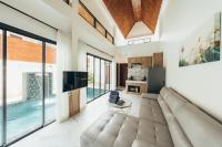 Poonsiri Varich Pool Villa Aonangにあるテレビまたはエンターテインメントセンター