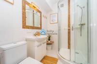 Kúpeľňa v ubytovaní Bright and Blue 3city Apartment with Balcony in Gdynia by Noclegi Renters
