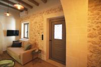 Televízia a/alebo spoločenská miestnosť v ubytovaní Villa Pefka, By Hellocrete