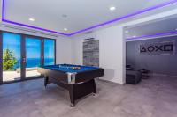 Biliardový stôl v ubytovaní Villa Belvedere with heated pool, billiards, Media room, sea views,10 pax