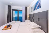 Posteľ alebo postele v izbe v ubytovaní Villa Belvedere with heated pool, billiards, Media room, sea views,10 pax