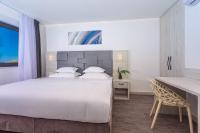 Posteľ alebo postele v izbe v ubytovaní Villa Belvedere with heated pool, billiards, Media room, sea views,10 pax