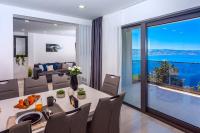 Posedenie v ubytovaní Villa Belvedere with heated pool, billiards, Media room, sea views,10 pax