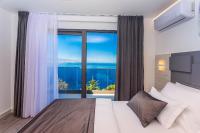 Posteľ alebo postele v izbe v ubytovaní Villa Belvedere with heated pool, billiards, Media room, sea views,10 pax