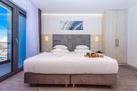 Posteľ alebo postele v izbe v ubytovaní Villa Belvedere with heated pool, billiards, Media room, sea views,10 pax