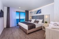 Posteľ alebo postele v izbe v ubytovaní Villa Belvedere with heated pool, billiards, Media room, sea views,10 pax