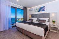 Posteľ alebo postele v izbe v ubytovaní Villa Belvedere with heated pool, billiards, Media room, sea views,10 pax