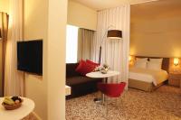 TV a/nebo společenská místnost v ubytování Novotel Suites Mall Avenue Dubai