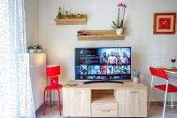 Televízia a/alebo spoločenská miestnosť v ubytovaní Sun & Sea Luxury Apartment