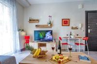 Televízia a/alebo spoločenská miestnosť v ubytovaní Sun & Sea Luxury Apartment