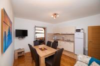 Kuchyňa alebo kuchynka v ubytovaní Apartment in Kampor with sea view, balcony, air conditioning, WiFi (4838-2)