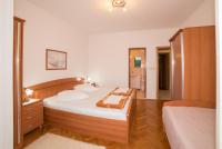 Posteľ alebo postele v izbe v ubytovaní Apartment in Kampor with sea view, balcony, air conditioning, WiFi (4838-2)