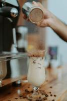 ウロアにあるSunny Palms Beach Bungalowsの酒を飲んでいる人