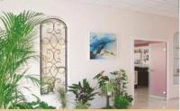 une chambre avec des plantes en pot et une peinture sur le mur dans l&#39;établissement Le Chagny, à Chagny