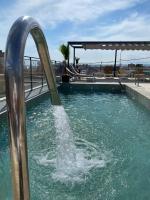 Bazén v ubytování Santa Pola Apartments nebo v jeho okolí