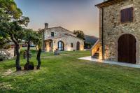 A garden outside Agriturismo Aia Leccioni