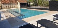 einen großen Pool im Hinterhof mit einem Tisch und Stühlen in der Unterkunft Hotel Landhuis &#39;t Wilgenerf in Ypern