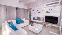 Telewizja i/lub zestaw kina domowego w obiekcie Villa Aura 6, Emma Villas