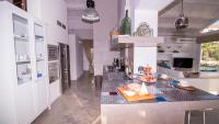 Kuchnia lub aneks kuchenny w obiekcie Villa Aura 6, Emma Villas