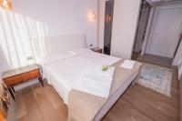 Łóżko lub łóżka w pokoju w obiekcie Villa Aura 6, Emma Villas