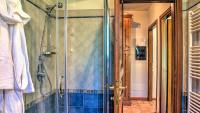 A bathroom at Villa Bella 8, Emma Villas