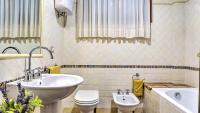 A bathroom at Villa Bella 8, Emma Villas