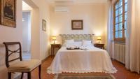 Łóżko lub łóżka w pokoju w obiekcie Villa Fiorentini 10, Emma Villas