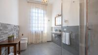 Łazienka w obiekcie Villa Fiorentini 10, Emma Villas