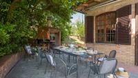 Restauracja lub miejsce do jedzenia w obiekcie Villa Fiorentini 10, Emma Villas