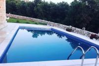 Bazén v ubytovaní Stone House Iva alebo v jeho blízkosti