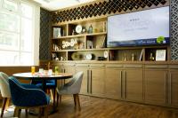 uma sala de jantar com uma mesa e uma televisão em KALI Escandón Mexico City em Cidade do México