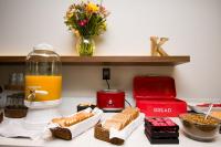 uma bancada com pão, suco de laranja e um liquidificador em KALI Escandón Mexico City em Cidade do México