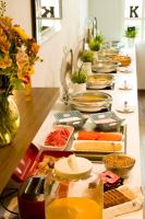 um buffet com muitos tipos diferentes de comida em KALI Escandón Mexico City em Cidade do México