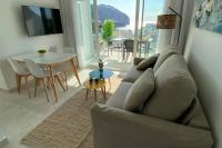 Telewizja i/lub zestaw kina domowego w obiekcie Sea view apartment 6E with pool in Cañamel beach