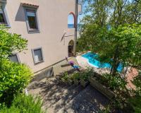 Bazén v ubytovaní Apartments Djusi alebo v jeho blízkosti