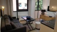 - un salon avec un canapé et une table dans l&#39;établissement Dana centre mer 16, à Nice