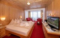 Televízia a/alebo spoločenská miestnosť v ubytovaní Hotel Latini