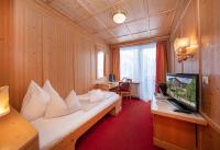 Televízia a/alebo spoločenská miestnosť v ubytovaní Hotel Latini