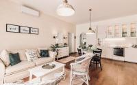 Kuchyň nebo kuchyňský kout v ubytování Monarchia Cottage Apartman