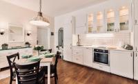 Kuchyň nebo kuchyňský kout v ubytování Monarchia Cottage Apartman