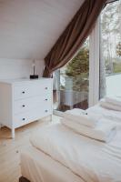 Łóżko lub łóżka w pokoju w obiekcie Forest House Pobierowo