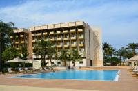 un hotel con piscina frente a un edificio en Hala Hotel &amp; Aqua Park, en Bissau