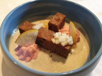 Un tazón azul de sopa con algo de comida dentro. en Chambres et Table d'hôtes "La Pastorale Gourmande" FR - NE - EN - DE - IT, en Marcollin