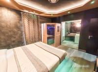 Posteľ alebo postele v izbe v ubytovaní Garda fantasy green jacuzzi sauna piscina