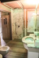 Kúpeľňa v ubytovaní Garda fantasy green jacuzzi sauna piscina