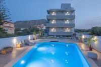 Bazén v ubytování Golden Sunlight Hotel by Estia nebo v jeho okolí