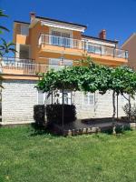 Vonkajšia záhrada v ubytovaní Apartment in Rabac 16817