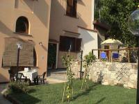 Vonkajšia záhrada v ubytovaní Apartment Sorrento 1